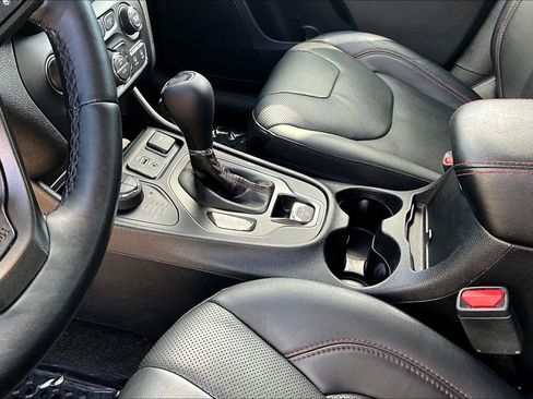 Used 2019 Jeep Cherokee Trailhawk image 18