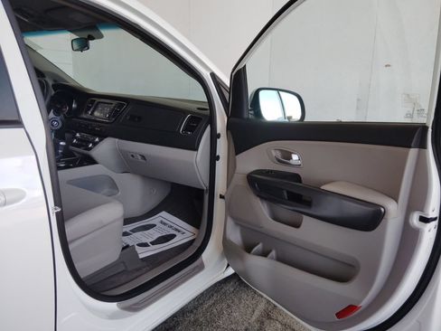 Used 2019 Kia Sedona LX FWD image 10