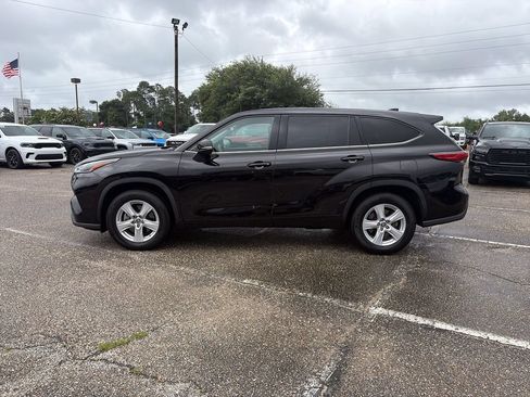 Used 2021 Toyota Highlander L FWD image 3