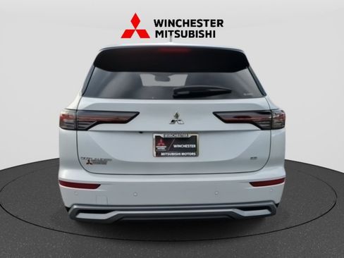 New 2025 Mitsubishi Outlander SE image 6