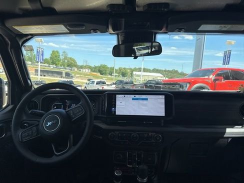 Used 2025 Jeep Wrangler Unlimited Rubicon w/ Convenience Group image 12
