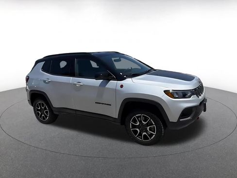 Used 2025 Jeep Compass Trailhawk AWD/4WD image 2