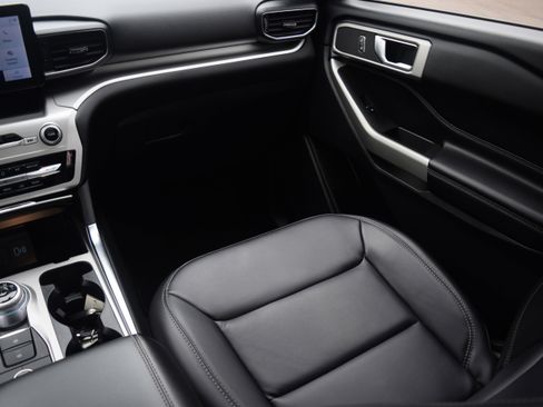 Used 2022 Ford Explorer XLT w/ Equipment Group 202A image 14