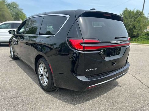 Used 2026 Chrysler Pacifica Limited FWD image 7