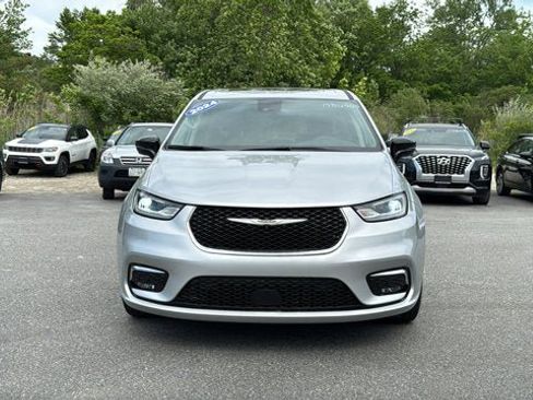 Certified 2024 Chrysler Pacifica Touring-L AWD/4WD image 3