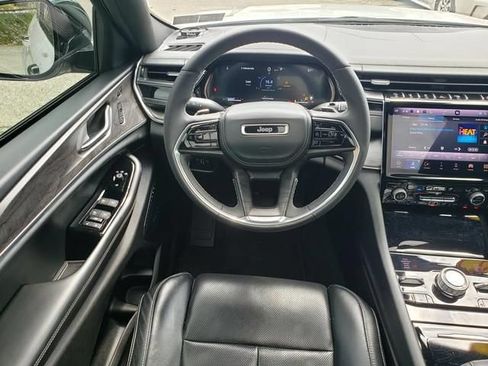 Used 2023 Jeep Grand Cherokee Overland w/ Luxury Tech Group IV AWD/4WD image 18