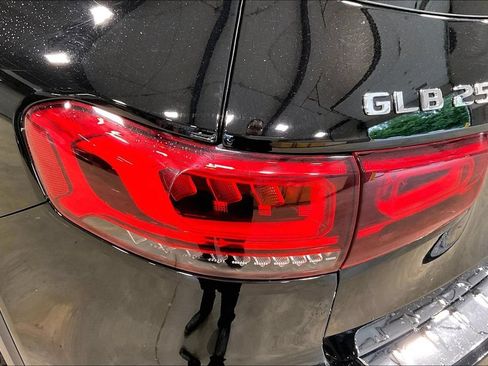 Used 2023 Mercedes-Benz GLB 250 4MATIC w/ Premium Package image 24