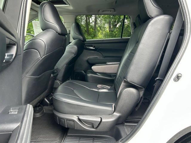 Used 2022 Toyota Highlander XLE AWD/4WD image 29