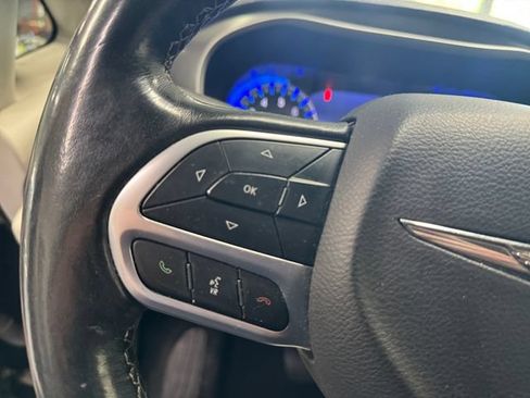 Used 2021 Chrysler Pacifica Touring-L FWD image 18