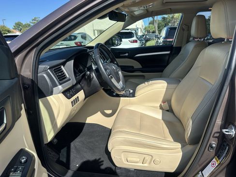 Used 2019 Toyota Highlander XLE FWD image 16