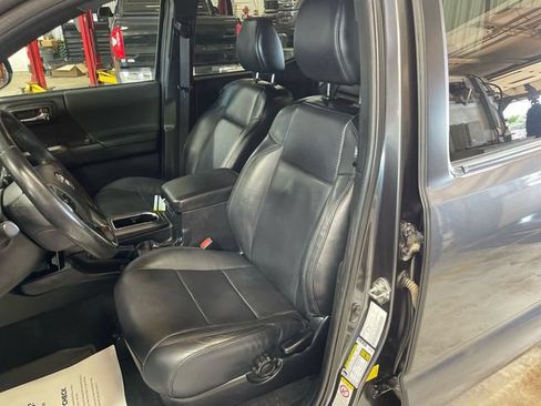 Used 2019 Toyota Tacoma TRD Off-Road AWD/4WD image 11
