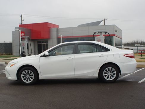 Used 2016 Toyota Camry LE image 10