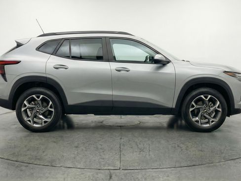 Used 2025 Chevrolet Trax LT w/ LT Convenience Package image 11