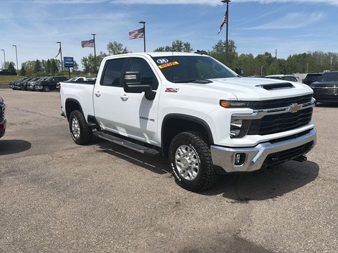 Used 2024 Chevrolet Silverado 2500 LT AWD/4WD image 3