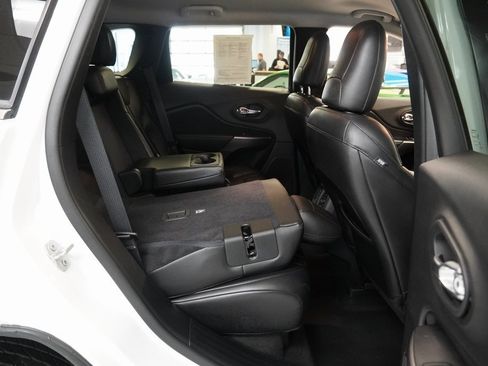 Used 2020 Jeep Cherokee Latitude Plus image 24