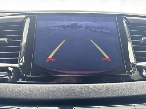 Used 2017 Chrysler Pacifica Touring-L image 17