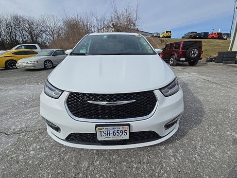 Used 2023 Chrysler Pacifica Touring-L image 12