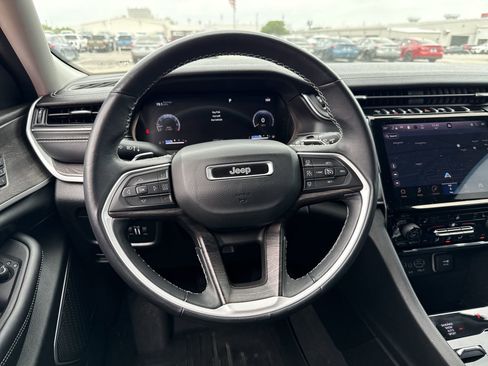 Used 2022 Jeep Grand Cherokee Limited image 11