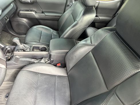 Used 2022 Toyota Tacoma TRD Sport w/ TRD Premium Sport Package AWD/4WD image 16