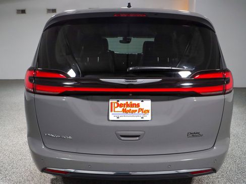 Used 2023 Chrysler Pacifica Touring-L FWD image 8