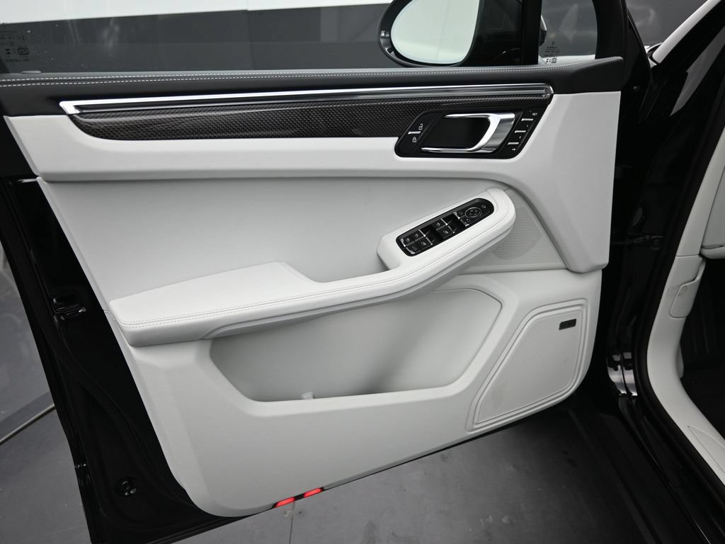 Certified 2026 Porsche Macan AWD/4WD image 18