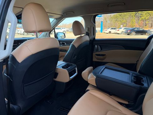 Used 2024 Kia Carnival LX image 17