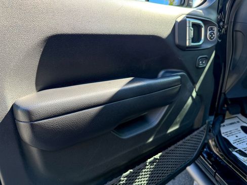 Used 2018 Jeep Wrangler Sport S image 18