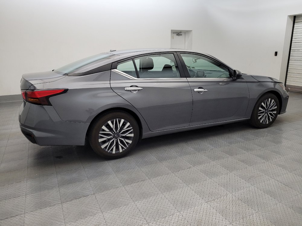 Used 2025 Nissan Altima 2.5 SV FWD image 10