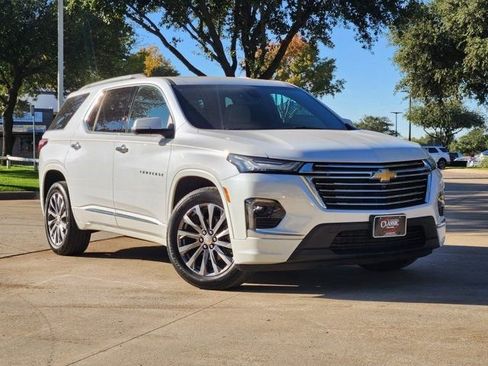 Used 2023 Chevrolet Traverse Premier image 2