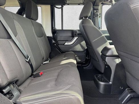 Used 2015 Jeep Wrangler Unlimited Rubicon w/ Connectivity Group image 13