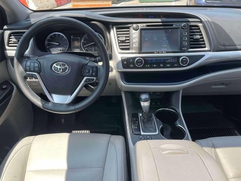 Used 2017 Toyota Highlander XLE AWD/4WD image 13