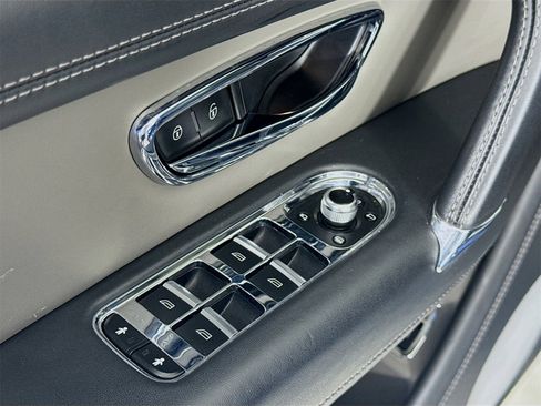 Certified 2019 Bentley Bentayga image 17