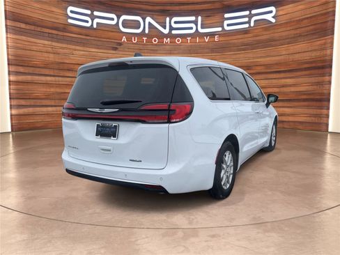 Used 2024 Chrysler Pacifica Touring-L image 6