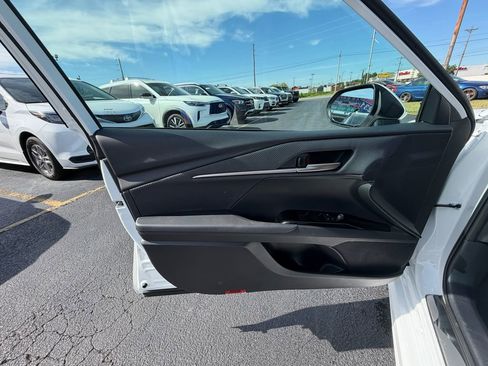 Used 2025 Toyota Camry SE FWD image 9