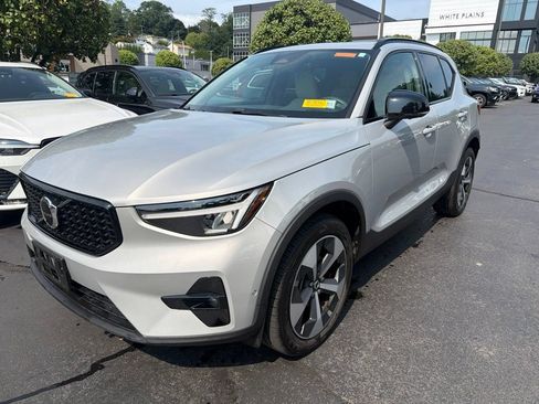 Certified 2024 Volvo XC40 B5 Plus AWD/4WD image 1