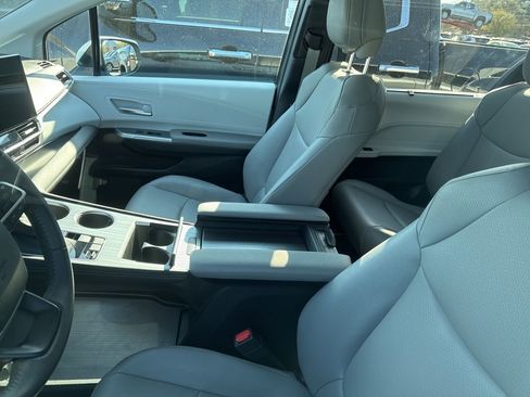 Used 2025 Toyota Sienna XLE image 7