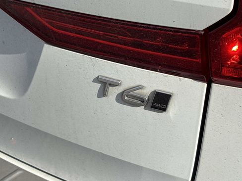 Used 2018 Volvo XC60 T6 Momentum w/ Vision Package image 10