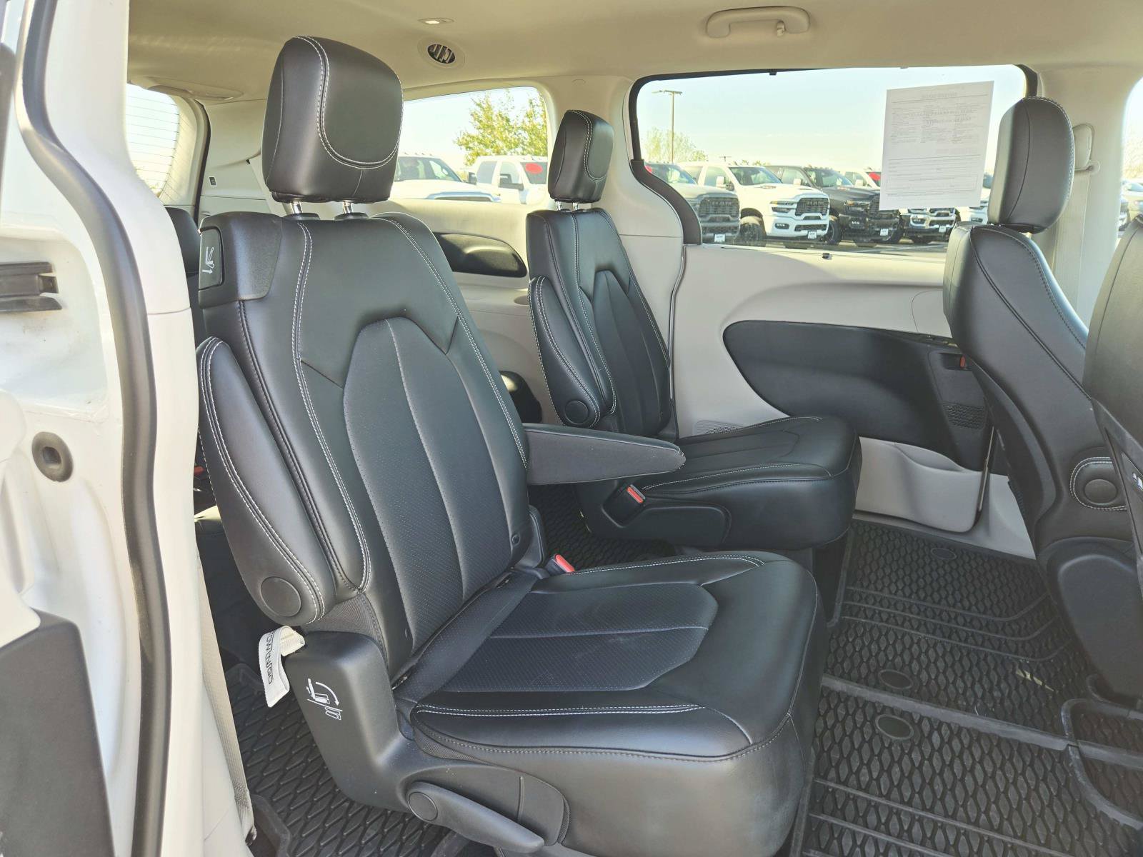 Used 2024 Chrysler Pacifica Touring-L FWD image 17