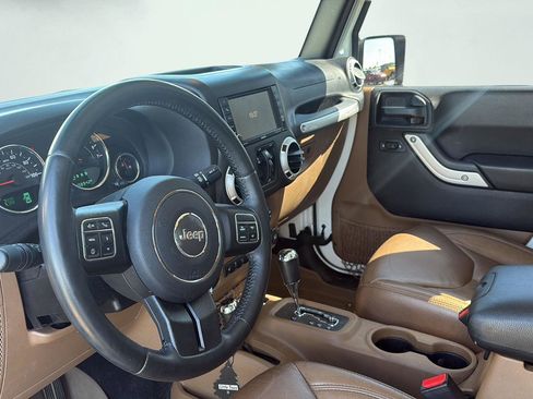 Used 2016 Jeep Wrangler Unlimited Sahara w/ Connectivity Group AWD/4WD image 10
