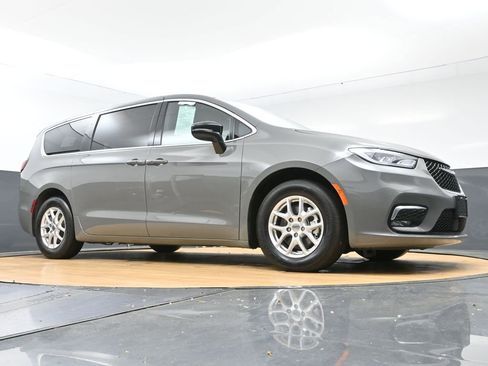 Used 2025 Chrysler Pacifica Select FWD image 50