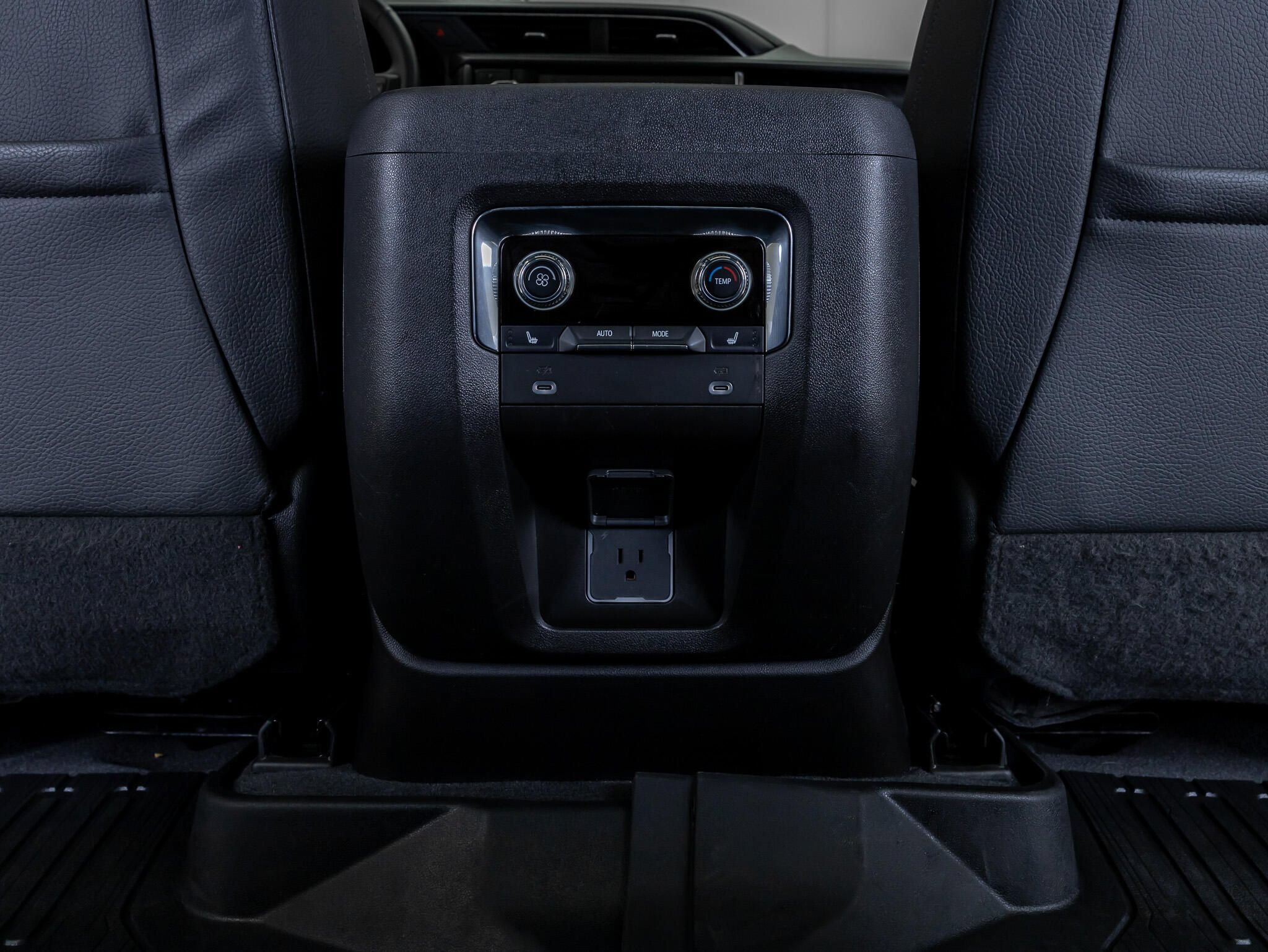 Used 2023 GMC Yukon Denali AWD/4WD image 32