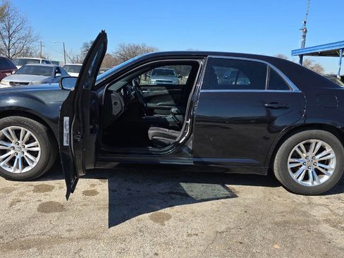 Used 2011 Chrysler 300 image 3