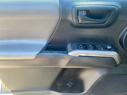 Used 2017 Toyota Tacoma SR5 RWD image 12