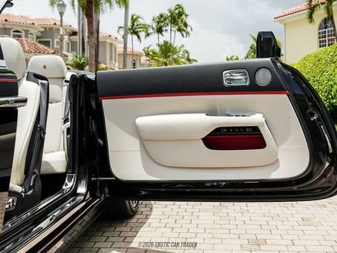 Used 2019 Rolls-Royce Dawn RWD image 25