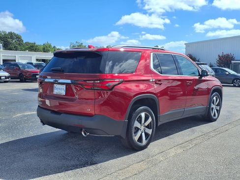 Used 2023 Chevrolet Traverse LT w/ LT Premium Package FWD image 2