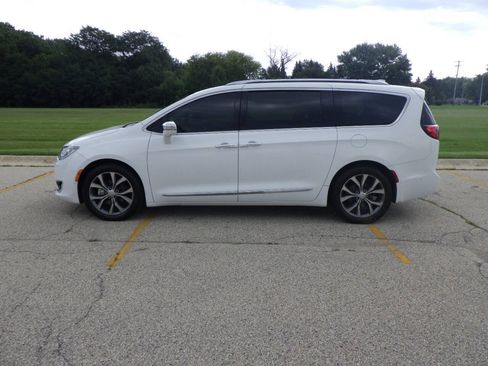 Used 2017 Chrysler Pacifica Limited FWD image 2