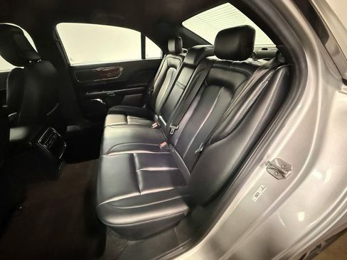 Used 2019 Lincoln Continental Premiere image 8