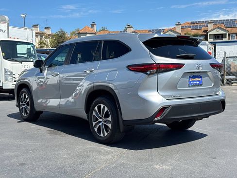 Used 2023 Toyota Highlander XLE AWD/4WD image 11