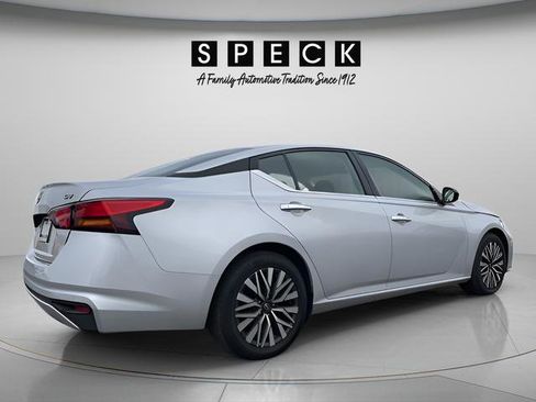 Used 2024 Nissan Altima 2.5 SV FWD image 5