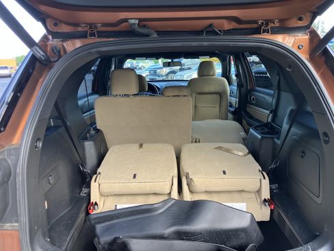 Used 2017 Ford Explorer XLT w/ Equipment Group 201A AWD/4WD image 13